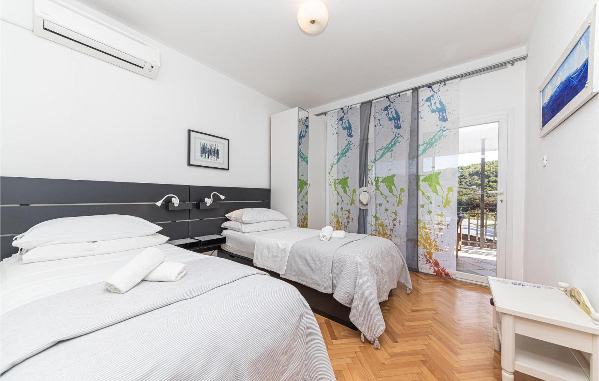 5 Bedroom Cozy Home In Okrug Donji Donji Okrug  Exterior foto